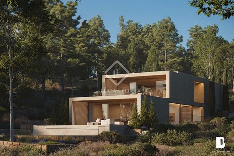 Lucas Fox presenta una extraordinaria villa en construcción, ubicada en un entorno natural que fusiona de manera impecable los espacios interiores y exteriores, brindando una experiencia de vida inigualable. La propiedad, que se asienta sobre una par...