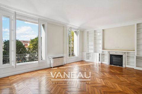 Le groupe VANEAU vous propose ce très bel appartement familial et de réception situé au 3ème étage par ascenseur d'un bel immeuble en pierre de taille entretenu et aux parties communes rénovées. il est composé d'un hall d'entrée desservant une double...