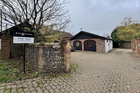 GILDEHUIS Deze studio straalt een charmante, rustieke uitstraling uit, benadrukt door de prachtige voorgevel. De buitenkant is voorzien van een paar boogramen, elegant omlijst met rood metselwerk, die het gebouw een traditionele en karaktervolle uits...