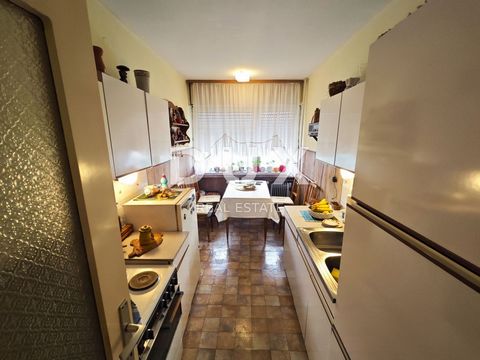 Location: Primorsko-goranska županija, Rijeka, Kozala. RIJEKA, KOZALA - Zweizimmerwohnung, 63 m2, Loggia, neue Fassade! NUR BEI UNS! Wir vermitteln den Verkauf einer schönen Zweizimmer-Familienwohnung in Kozala in einem kleineren Wolkenkratzer mit ne...