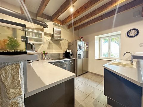 Exclusivité à l' immobilier de Nathalie. Coup de coeur assuré !!! Située sur la commune de Montagne à quelques kilomètres de St Marcellin. Très belle maison indépendante rénovée 120 m2 habitables sur deux niveaux avec magnifique vue sur la vallée ......