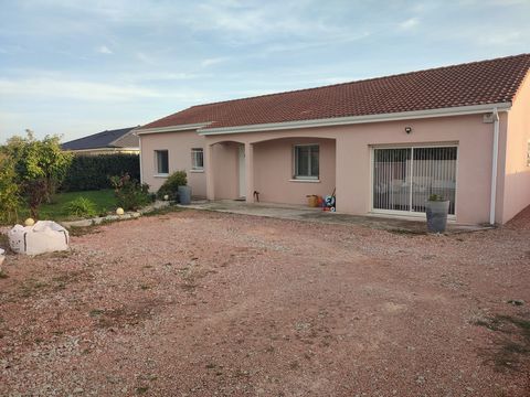 LE MARCHE DE L’IMMOBILIER vous propose, A 10 mn de Vichy, au calme sans vis-à-vis, une maison de plain-pied de 2010, RT 2012 offrant 125m2 habitables sur un terrain de 1135m2 clos. Elle se compose d’une entrée avec placard donnant sur un séjour de 70...