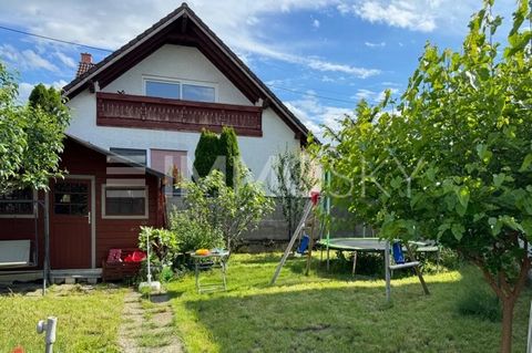 Zum Verkauf steht ein Einfamilienhaus mit individuellen Gestaltungsmöglichkeiten: Das Haus verfügt über 2 Vollgeschosse die sich wie folgt aufteilen: Das Erdgeschoss verfügt über 52,2 m² Wohnfläche und teilt sich in einen offen Wohn- und Essbereich u...