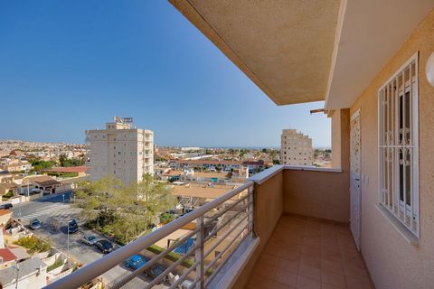 Este atractivo piso se encuentra en la séptima planta de un edificio en la zona de la Nueva Torrevieja, caracterizada por su ambiente tranquilo y su excelente accesibilidad a servicios y comercios. Su orientación y posición en esquina dentro del bloq...