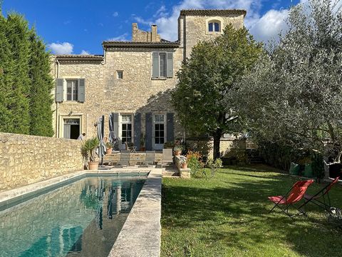 Propriété de caractère au coeur du village, cette bâtisse historique révèle de nombreux détails authentiques qui témoignent de son passé. Restaurée avec un soin minutieux dans les moindres détails en 2010, elle allie charme et confort moderne tout en...