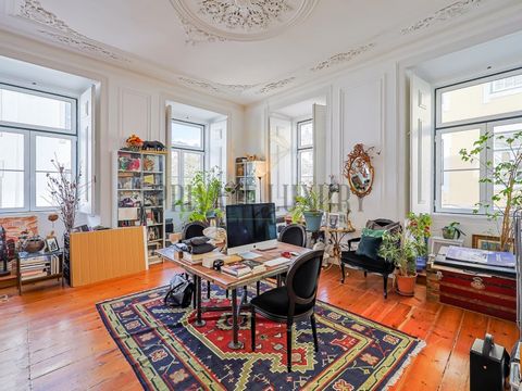 Bright & Spacious Corner Apartment in Iconic Cais do Sodré This stunning 220 m² corner apartment, situated in a classic Pombaline building in the heart of Cais do Sodré, captures the essence of Lisbon's historic charm and modern vibrancy. As a rare c...