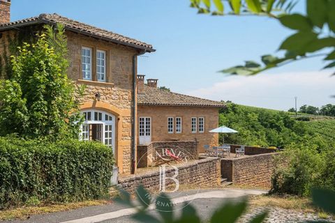 EXCLUSIVITE - COGNY - Cette propriété de caractère d'environ 187 m² , en pierres dorées, très au calme offre une vue dégagée avec des possibilités d'agrandissement. L’entrée donne sur un spacieux séjour avec cheminée ainsi que sur la cuisine - salle ...