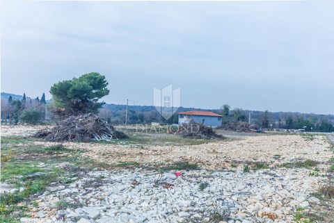 Location: Istarska županija, Ližnjan, Ližnjan. Istrien, Ližnjan In einer kleinen Stadt in der Nähe von Medulin steht ein regelmäßig geformtes Baugrundstück zum Verkauf. Von der Lage des Grundstücks aus erreichen Sie den Strand, Medulin oder Pula inne...