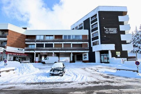 De residentie is gelegen in Chamrousse 1750 (Roche Béranger). Mede-eigendom aan de voet van de pistes, winkels Residentie met lift van 4 verdiepingen en 87 wooneenheden. Studio van 27 m², met balkon op het zuiden op de 3e verdieping. Skikluis nr. 01 ...