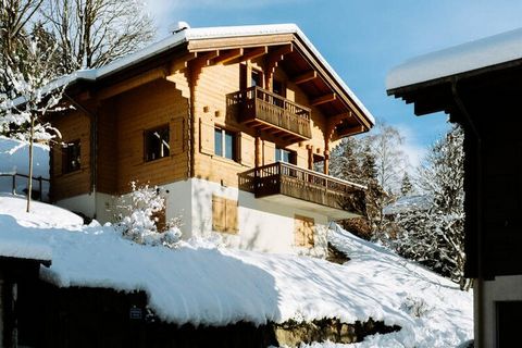 Situé dans la pittoresque vallée des Aravis, le Chalet Sun Slope offre un havre de paix à seulement 2,6 km du village, avec le télésiège de La Combe des Juments à 500 m et le télémix de L'Etale à seulement 800 m de la propriété. Un arrêt de navette e...