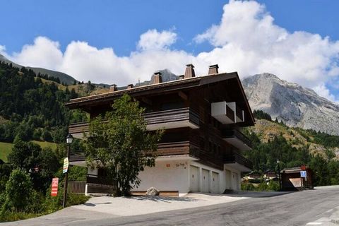 La résidence PISTE ROUGE B est située au pied des pistes de la station du Chinaillon, face au télésiège du charmieux. Cet appartement de vacances situé au 1er étage comprend un séjour avec canapé convertible, et télévision avec balcon sud donnant vue...