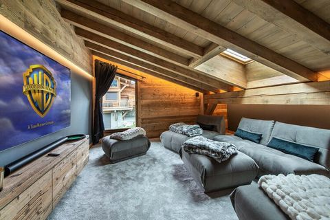 MEGEVE / COMBLOUX Nuevo chalet equipado con hammam y piscina cubierta que ofrece una magnífica vista del Mont Blanc. Decoración moderna y cálida, es la propiedad ideal para su estancia en la montaña en verano e invierno. NIVEL 0 - Zona de relajación ...