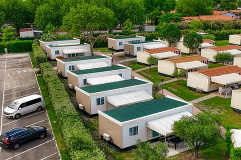 Direkt am See auf einem weitläufigen, 16 Hektar großen Gelände im Ortsteil Colombare, etwa drei Kilometer von Sirmione entfernt. Den Mittelpunkt der Ferienanlage bildet eine großzügig konzipierte Badelandschaft mit mehreren Pools, um die herum sich d...