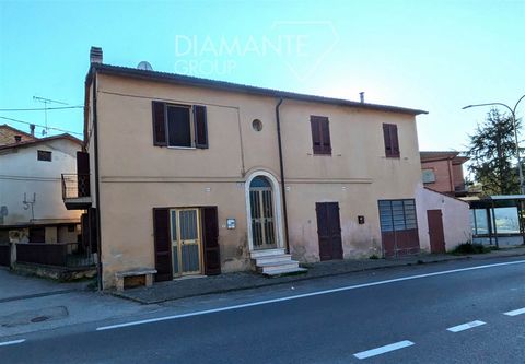 PANICALE (PG), Loc.Colgiordano: Casa semi-indipendente su due livelli di 110 mq circa composta da : - Piano terra: Sala da pranzo con angolo cottura e camino, soggiorno, garage con accesso interno e bagno - Piano primo: tre camere matrimoniali di cui...