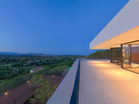 This spectacular avant-garde style Villa has been built with high quality materials taking care of every corner in detail and providing it with an innovative design and according to the area of excellence and luxury where it has been located, Sotogra...