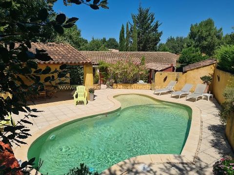 Découvrez un petit coin secret à Roussillon, au coeur du Luberon : cette charmante maison de 128 m2 habitables avec piscine privative dans une résidence sécurisée. La maison est de plein pieds et offre une cuisine équipée, un salon avec insert, une s...