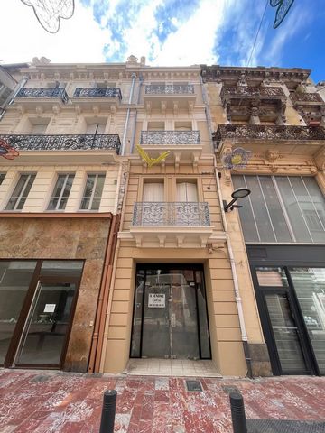 Nice investment in the city center of Perpignan with this bourgeois building of about 180m2: moldings, fresco classified eighteenth century, fireplaces, old terracotta tiles.... Commercial premises with window on the ground floor with a surface area ...