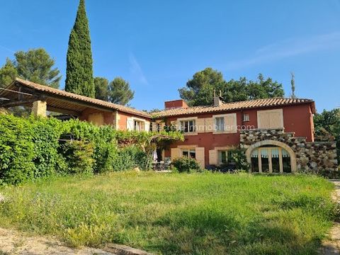 Au coeur du Luberon, à proximité du village de Roussillon et ses falaises d'ocres, propriété agricole sur 12 ha de terres avec une belle oliveraie, des bois, des chênes truffiers et des terres nues (vignes arrachées). L'accès se fait par un chemin pr...