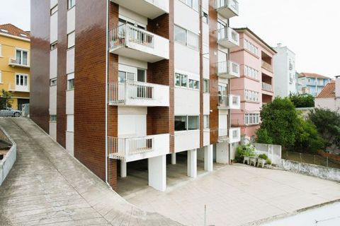 Excelente apartamento T4 completamente remodelado localizado na Rua Infante D. Henrique em Coimbra. Três quartos, escritório, duas casas de banho completas, cozinha e sala em open space. Terraço e varanda. Arrumo e aparcamento coberto privativo. Não ...