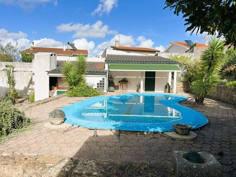 Moradia T4 geminada com piscina para venda nos Carvalhais de Baixo, Coimbra. Ao nível do rés do chão a moradia dispõe de cozinha, despensa, sala com recuperador de calor, casa de banho completa e sala de convivio. Ao nível do primeiro andar temos qua...