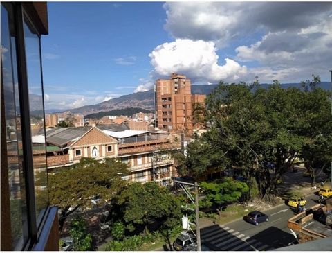 Bel appartement à vendre dans la ville de Medellín, situé dans le quartier d’Antioquia, l’un des quartiers les plus exclusifs et calmes de la ville, idéal pour ceux qui recherchent un endroit confortable et sûr pour vivre. Avec une superficie constru...