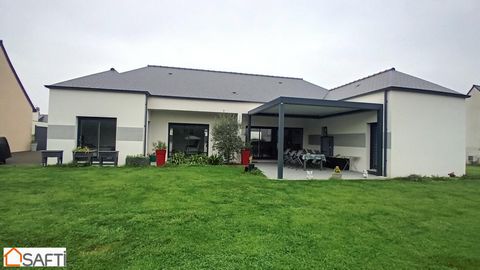 Située à Pabu, cette maison bénéficie d'un emplacement paisible à la sortie de Guingamp, offrant un environnement calme tout en étant à seulement 1,2 km des commerces. Nichée au bout d'une impasse, elle allie tranquillité et proximité des commodités....