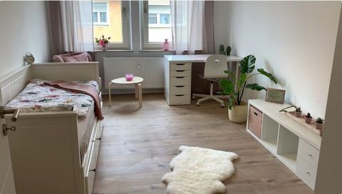 Diese freundliche und voll ausgestattete WG im 3. Stock eines Mehrfamilienhauses bietet dir alles, was du für ein komfortables und unkompliziertes Leben im Herzen Münchens brauchst. Die Wohnung besticht durch ihre zentrale Lage mit hervorragender Ver...