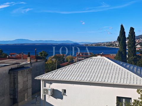 Location: Primorsko-goranska županija, Crikvenica, Selce. STOCK MIT ZWEI WOHNUNGEN IN DER NÄHE DES MEERES. Wir verkaufen eine Etage am Ende einer ruhigen Sackgasse bestehend aus zwei separaten Wohnungen. Die Wohnungen bestehen aus einer Eingangshalle...