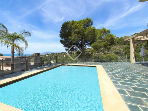 Lucas Fox is pleased to present you a fantastic property designed with an unmistakable style and completely ready to move into. A spacious property with plenty of space to live comfortably, as well as bright and with sea views. Located on a dead- acc...