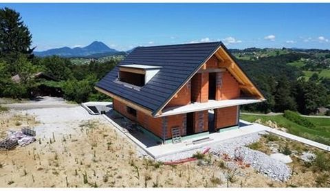 Casa residenziale di lusso incompiuta si trova a Vinec / Rajnkovec, a soli 7 minuti o 4 km dal centro di Rogaška Slatina. La casa gode di una posizione tranquilla che offre una vista eccellente sulle colline circostanti, tra cui il monte Donac. Con i...