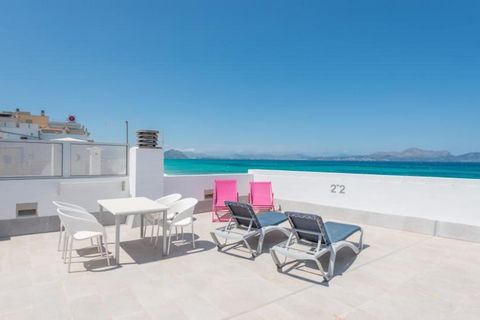 El apartamento se encuentra en la primera planta del edificio sin ascensor. En la azotea se puede disfrutar de una amplia terraza con sublimes vistas a la bahía de Alcudia. La terraza está equipada con una mesa y sillas para 4 personas, dos tumbonas ...