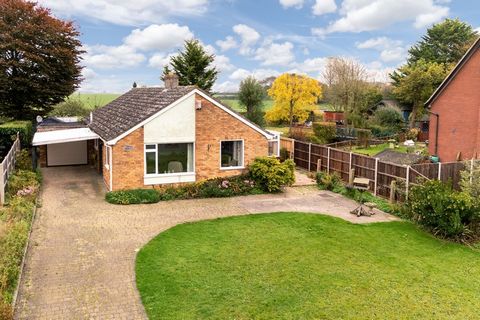 Field Views. What a superb location - in the active, community led village of Bressingham yet close to Diss for wider amenities and connectivity this bungalow is set in a great space. With field views from a southwest facing garden, great living spac...