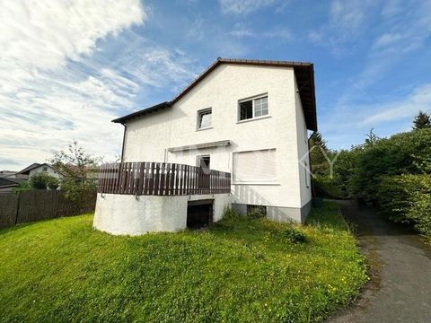 Detta attraktiva parhus på bottenvåningen erbjuder en generös boyta på 116 m² och har en egen trädgård och terrass som inbjuder dig att koppla av och njuta av naturen. Anläggningen omfattar tre rum: ett stort vardagsrum och två mysiga sovrum. Dessuto...