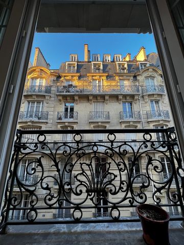 Completely renovated apartment in a chic and central district, Haussmann building, 1 living room with balcony, 2 bedrooms. Unique district in Paris, very sought after, close to Unesco, the Eiffel Tower and the Hôtel des Invalides and the metros ligne...