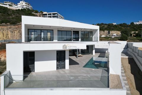 Villa mit 4 Schlafzimmern, kürzlich erbaut, mit einem hohen Verarbeitungsstandard, zum Verkauf in der Gegend von Albufeira, nur wenige Minuten vom Yachthafen und den Stränden entfernt. Diese Villa befindet sich auf einem Grundstück von 758 m2 und ver...