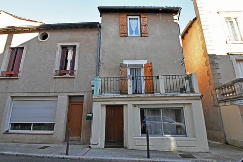 En plein centre de Cahors, au calme et à 2 pas de la place du marché, à vendre maison de ville de type T3 de 40m² habitables répartis sur 3 niveaux. Au RDC, une salle à manger avec cuisine ouverte. Au premier niveau, un salon / séjour avec cheminée e...