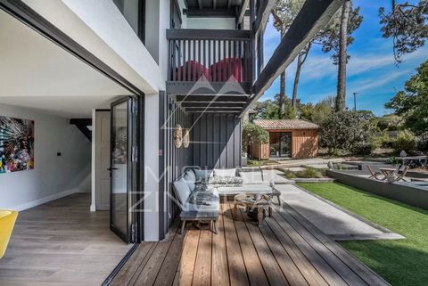 Situata in una zona tranquilla del Domaine de la Forêt a Pyla sur Mer, questa magnifica villa di lusso di circa 183 m² è stata completamente ristrutturata nel 2021. Sorge su un bellissimo terreno boschivo di oltre 1000 m², dotato di una magnifica pis...