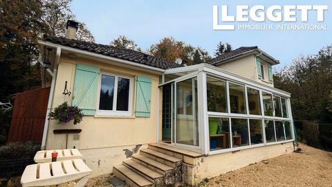 A32581LNH24 - Nichée dans un endroit paisible à flanc de colline, cette charmante maison de deux chambres offre de jolies vues sur la forêt environnante. Le salon/SàM est un espace accueillant parfait pour se détendre et se divertir. Des escaliers mè...