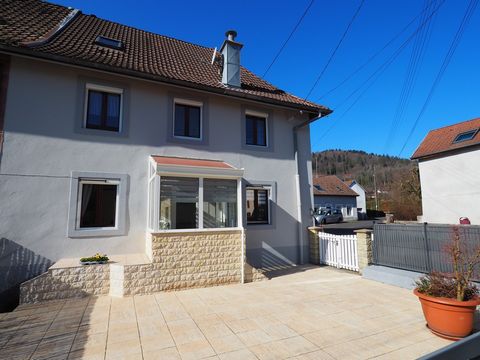 GIROMAGNY - Coquette maison pierre mitoyenne d'un côté entièrement rénovée de style contemporain - séjour en demi-niveau avec accès direct sur terrasse - cuisine équipée - parquets pin - chauffage gaz, poêle à pellets et VMC double flux - double vitr...