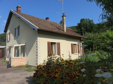 A VENDRE FERME SUR 1000M2 70280 SAINT BRESSON Saint-Bresson 70280 . Petite bourgade de Haute-Saône située au pied des Vosges. Dans une vallée verdoyante, arrosée par le Radon, cernée par les prémices d'une montagne plantées de conifères et de feuillu...