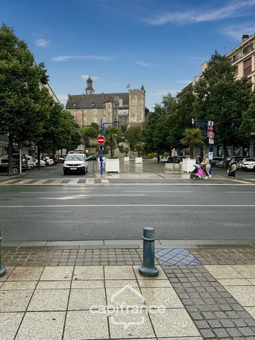 Bel appartement type 4 bis , habitable de suite, situé hyper centre de Montlucon, au pied du chateau et avec vue sur les jets d'eau de l'avenus de la gare (boulevard de courtais)emplacement idéal dans une résidence recherchée au 1er étage avec ascens...