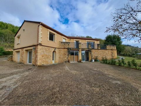 A vendre un parc résidentiel de loisirs très rentable situé dans un haut lieu touristique en Dordogne dans le Périgord comprenant 19 chalets exploités en location court séjour ainsi que le maison principale, un accueil avec salle de petit-déjeuner, s...