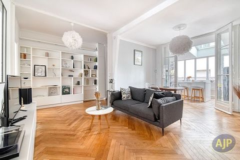 Découvrez ce superbe appartement traversant d'environ 73 m², baignée de lumière naturelle et idéalement situé en plein centre-ville d'Angers. Entièrement rénové avec goût et agencé de manière optimale, il allie modernité et élégance. Ce bien se disti...