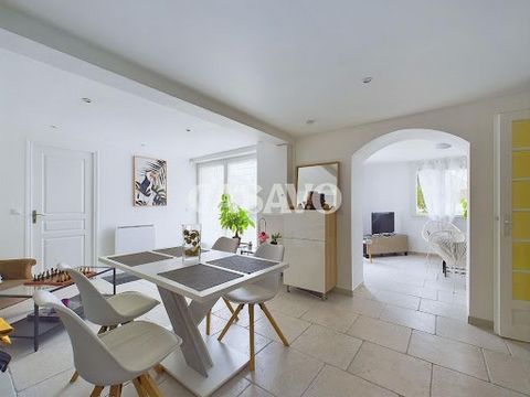 Casavo vous propose à la vente cette maison familiale de 6 pièces, 142 m², sur un terrain de 360 m², dans un quartier calme d'Orsay, proche du Guichet. Rez-de-chaussée : Cuisine moderne de 12 m², entièrement équipée. Le double séjour de 30 m² est lum...