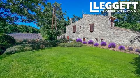 A23051ASR04 - Nur wenige Minuten vom Dorf Vachères entfernt, einem kleinen Dorf auf 830 m Höhe, das für seine saubere Luft bekannt ist, bietet dieses traditionelle Bauernhaus mit freiem Blick und ohne Aussicht, umgeben von einem herrlichen Lavendelfe...