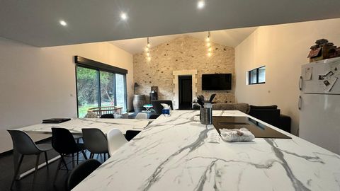 Située à Louzac-Saint-André en périphérie de Cognac , cette maison de plain-pied aux beaux volumes fraîchement rénovée de 120 m² bénéficie d'un environnement très agréable et paisible . Elle se compose d'une entrée, d'un cellier, d'un WC, d'un spacie...