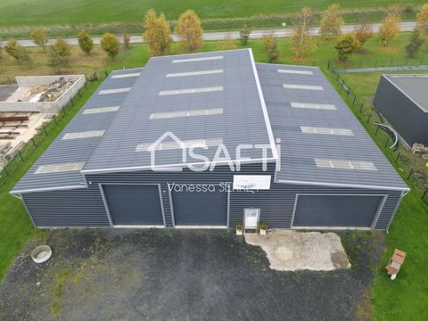 Superbe entrepôt de 670 m² à Saint-Clair-sur-l'Elle Surface : 670 m² Terrain : 2523 m², entièrement clôturé Année de construction : 2019 Localisation : Zone artisanale, proche de Saint-Lô Cet entrepôt offre des prestations de qualité, idéal pour un u...