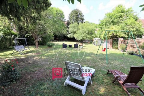 Je vous présente cette maison bourgeoise de plus de 140m2 située au centre ville de Villeneuve sur Bellot avec ses petits commerces/pharmacie/écoles et à seulement 15 minutes de La Ferté-sous-Jouarre. Elle se compose d'une belle entrée avec carrelage...