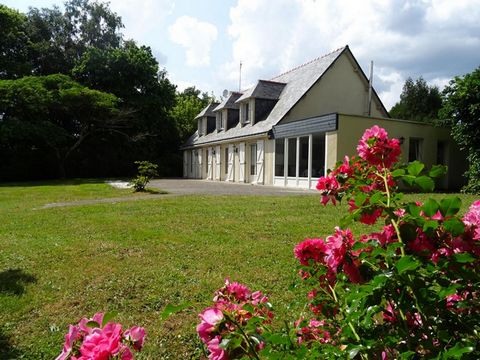 Cette maison familiale exposée Sud côté jardin se trouve sur un beau terrain clos doté d'une partie en étang doté d'un superbe chemin de halage. Au rdc, une belle entrée, une cuisine toute aménagée et équipée de 15 m2 qui donne directement sur la ter...