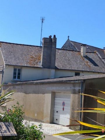 Porte Ouverte - Samedi 14 Septembre entre 14h30 et 18h EXCLUSIVITE - 35120 HIREL , Maison village au centre du bourg d'Hirel. Rdc : Pièce de vie de 80m² (double expo, cheminée insert) donnant sur un patio extérieur d'environ 40m² sans vis à vis. Cuis...